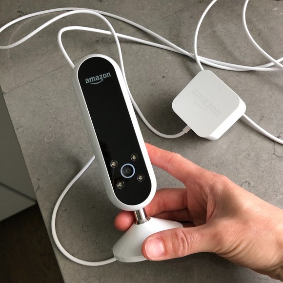 EUC: Amazon Echo Look Styling Assistant - Picture 10 of 11